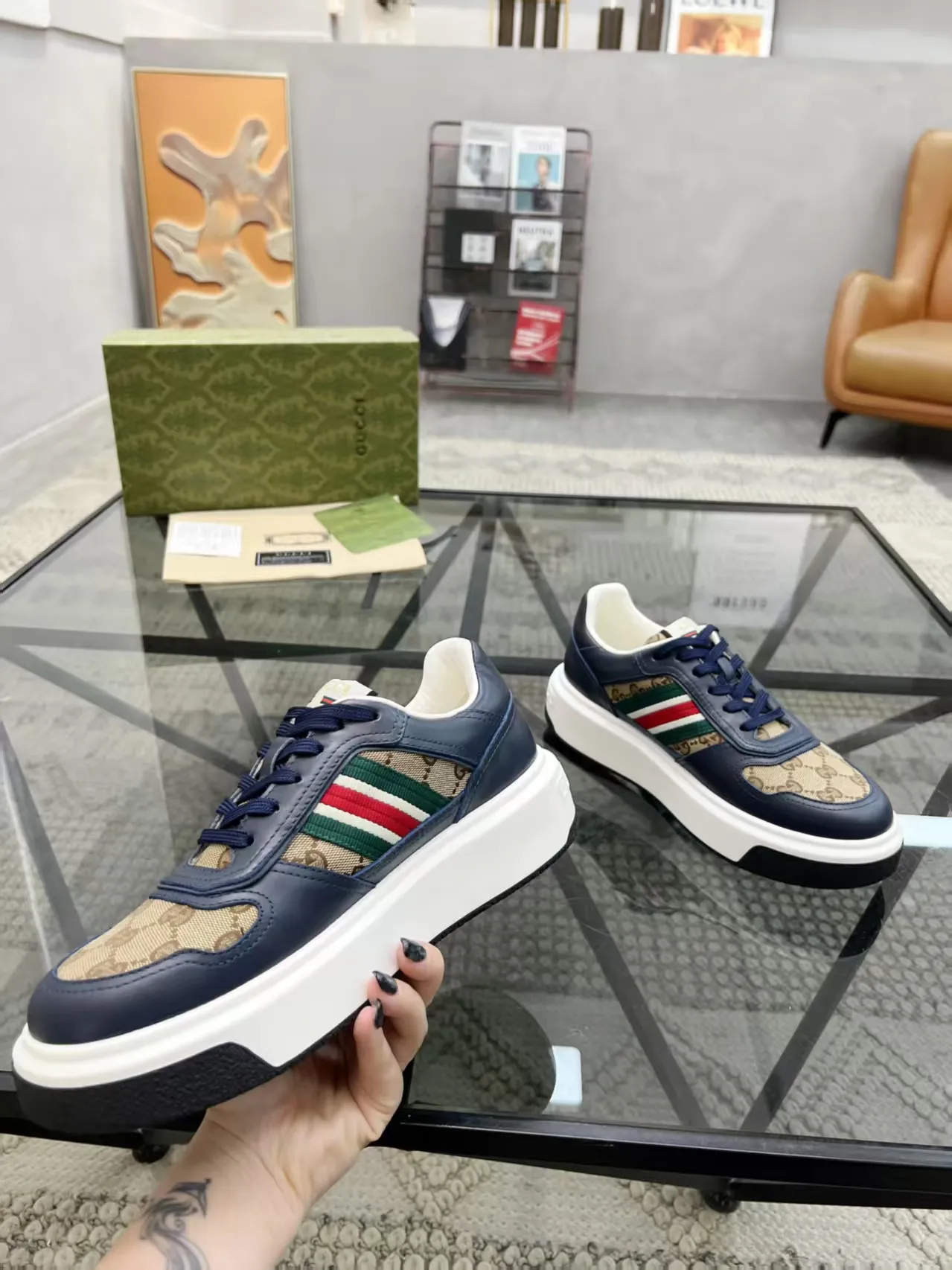 P460 new men's shoes GUCCI [Lightning] latest shoes are shipped. Original quality, fashionable, special materials, sheepskin lining, new packaging. The foot feels super comfortable and the workmanship is impeccable. Size: 38-45